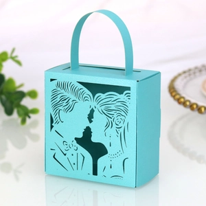 Λεπτομερές κουτί γάμου laser-cut σε γαλάζιο χρώμα με ρομαντική σιλουέτα ζευγαριού