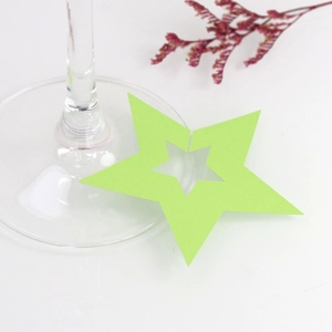 Tarjeta de mesa con forma de estrella verde para copa de vino con centro hueco