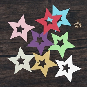 Primer plano de 8 tarjetas decorativas de estrellas sobre fondo de madera rústica