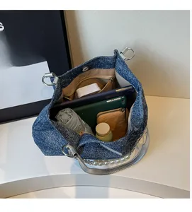 Geräumiges Innenleben der Denim-Tragetasche mit Platz für Tablet und Alltagsgegenstände
