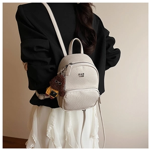 Mini sac à dos en cuir crème avec texture litchi et adorable pendentif ours en peluche