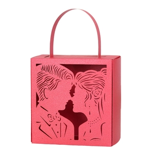 Κομψό κόκκινο κουτί μπομπονιέρας γάμου με laser-cut σχέδιο και λαβή μεταφοράς