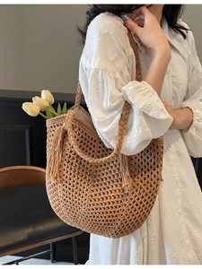 Grand sac cabas en paille tissée avec détail de gland et bandoulière tressée pour femme