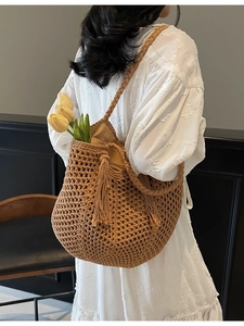 Sac à bandoulière en paille tressé marron avec design ajouré et glands pour la plage