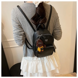 Détail du mini sac à dos noir grainé avec un porte-clés peluche ours en peluche mignon