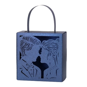 Λεπτομέρεια laser-cut κουτιού γάμου με ρομαντική σιλουέτα ζευγαριού σε μπλε χρώμα