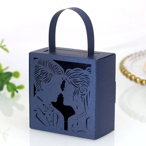 Λεπτομερές σκούρο μπλε κουτί γλυκών laser-cut με ρομαντική σιλουέτα και μαργαριταρένια υφή