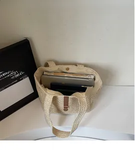 Vue de dessus du grand sac cabas en paille montrant l'intérieur spacieux et pratique