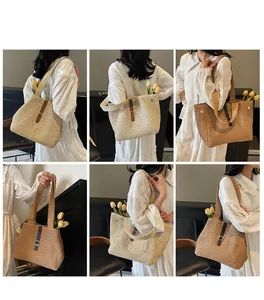 Vues détaillées des sacs fourre-tout en paille tressée beige et marron avec boucles