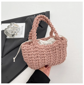 Dettaglio della borsa rosa intrecciata a mano con trama in corda e fodera bianca a coulisse