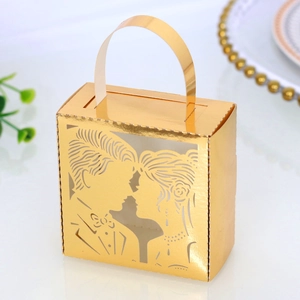 Λεπτομέρεια χρυσό κουτί γάμου laser-cut με σιλουέτα νύφης και γαμπρού και λαβή μεταφοράς