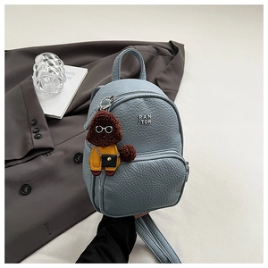 Mini sac à dos en cuir bleu clair avec logo argenté et porte-clés chien marron