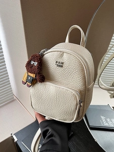 Mini sac à dos en cuir crème grainé avec pendentif chien en peluche pour femmes chic