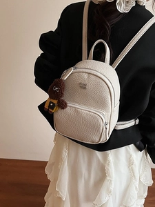 Mini sac à dos blanc chic en cuir PU texturé avec joli porte-clé ours pour femmes