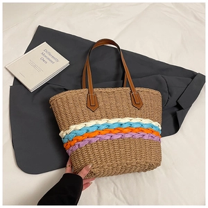 Dettaglio borsa shopper in paglia con strisce multicolore e manici in ecopelle marrone