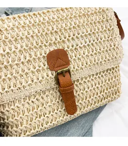 Gros plan sur la texture en paille tressée avec bride en similicuir brun et boucle en laiton
