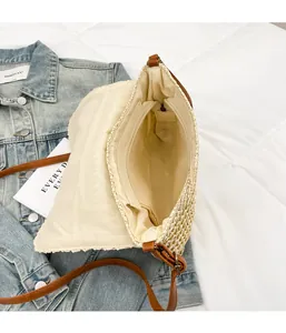 Vue détaillée de l'intérieur du sac en paille avec poche zippée et doublure textile