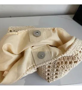 Detailansicht der beigefarbenen Strandtasche mit Magnetverschluss und weichem Innenfutter