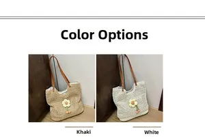 Dettaglio borse tote in crochet bianche e kaki con fiori e manici in pelle marrone