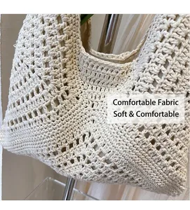 Detailaufnahme der gehäkelten Hobo-Tasche mit Fokus auf Textur und Innenfutter