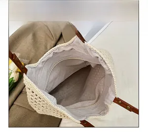 Vista interna della borsa tote intrecciata beige con fodera in lino e tasca con zip