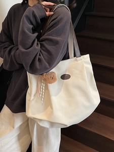 Grand sac cabas chic en toile blanc cassé avec détails en cuir et ours en peluche