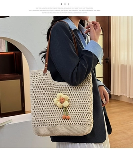 Dettaglio borsa tote in rete beige con fiore applicato e tracolla in pelle