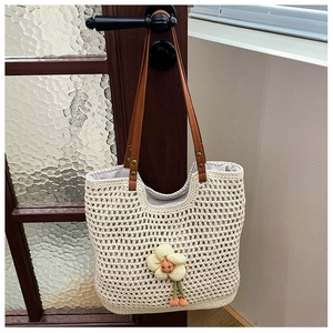 Dettaglio borsa shopper in maglia beige con trama a rete e manici in pelle marrone