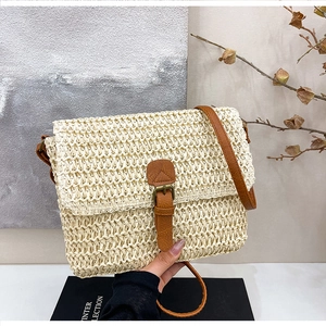 Détail du sac à bandoulière en paille tressée avec lanière en similicuir marron