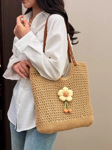 Grande borsa tote intrecciata con fiore 3D e manici in pelle per vacanze al mare