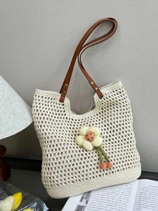 Borsa tote intrecciata a mano con fiore 3D e manici in pelle marrone da spiaggia