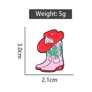 Broche émaillée botte de cowboy rose et chapeau rouge, dimensions 3,0 cm x 2,1 cm