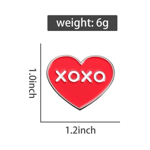 Dettaglio della spilla a cuore XOXO con dimensioni 1,2x1,0 pollici e peso di 6 grammi