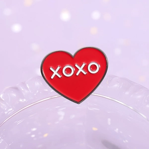 Broche en émail cœur rouge créative avec texte XOXO blanc sur fond violet doux