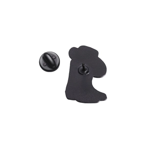 Détail de l'arrière d'un pin's en émail avec fermoir papillon noir et support métallique