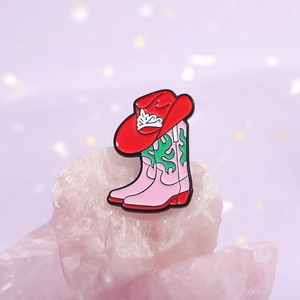 Épingle en émail avec chapeau de cowboy rouge et bottes roses à motifs de flammes