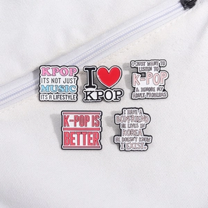 5-piece set of K-POP enamel badges with slogans pinned on a white canvas bag