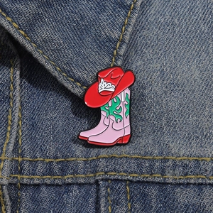Broche en émail botte de cowboy rose et chapeau rouge sur veste denim, style western