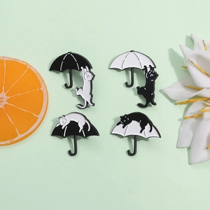 Kreative Cartoon Katze Regenschirm Emaille Brosche Personalisierte Legierung Lackiert Tier Badge Süße Schmuck Zubehör Für Kleidung Tasche