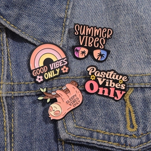 Lot de pins émaillés cartoon avec arc-en-ciel et paresseux sur tissu denim bleu