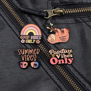 Set de broches en émail avec arc-en-ciel, paresseux et lunettes sur une veste en cuir
