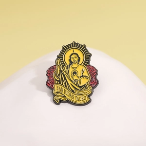 Goldene San Judas Tadeo Anstecknadel mit roten Rosen im Punk-Metall-Emaillestil