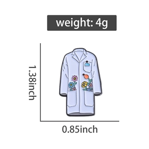 Detailgrafik für Maße der Arztkittel-Emaille-Brosche mit 1,38 x 0,85 Zoll Angabe