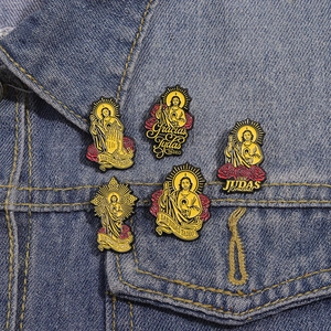 5-teiliges Set goldener San Judas Tadeo Emaille-Pins auf blauer Denim-Jacke