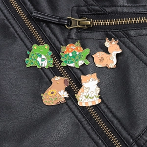Gros plan de pin's colorés en émail avec des motifs d'animaux sur un blouson en cuir noir