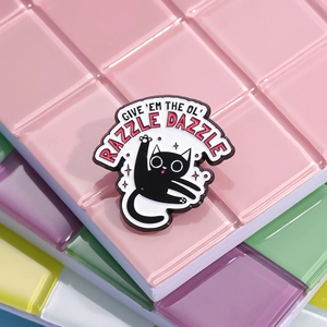 Pin's chat noir mignon avec texte Razzle Dazzle sur support en cristal rose