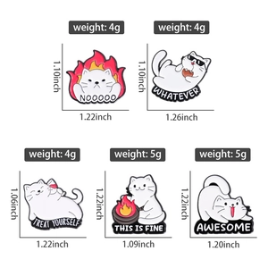 Detail-Größentabelle für fünf lustige Katzen-Emaille-Pins mit Maßen und Gewicht pro Stück