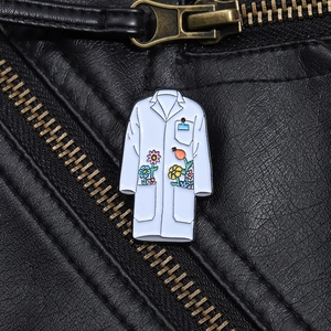 Detailansicht einer Emaille-Anstecknadel als weißer Laborkittel mit Blumen auf Lederjacke