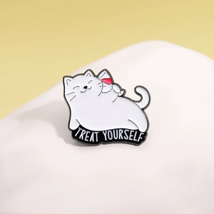 Süße weiße Katzen-Emaille-Brosche mit 'Treat Yourself' Text auf gelbem Hintergrund