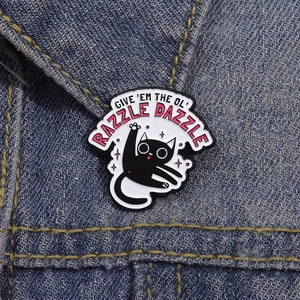 Spilla smaltata con gatto nero divertente e scritta Razzle Dazzle su giacca di jeans